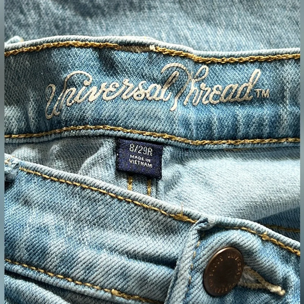 Universal Threads Women's  Ripped Light Washed Jeans - Picture 4 of 7